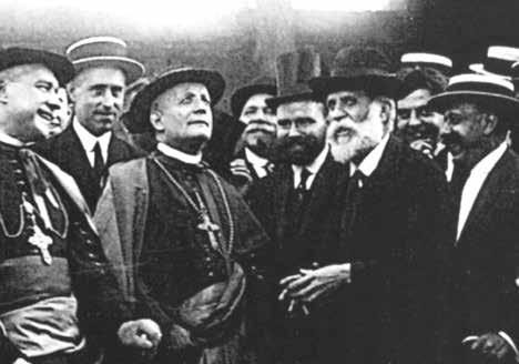 Antoni Gaudi entouré de personnalités de son époque.