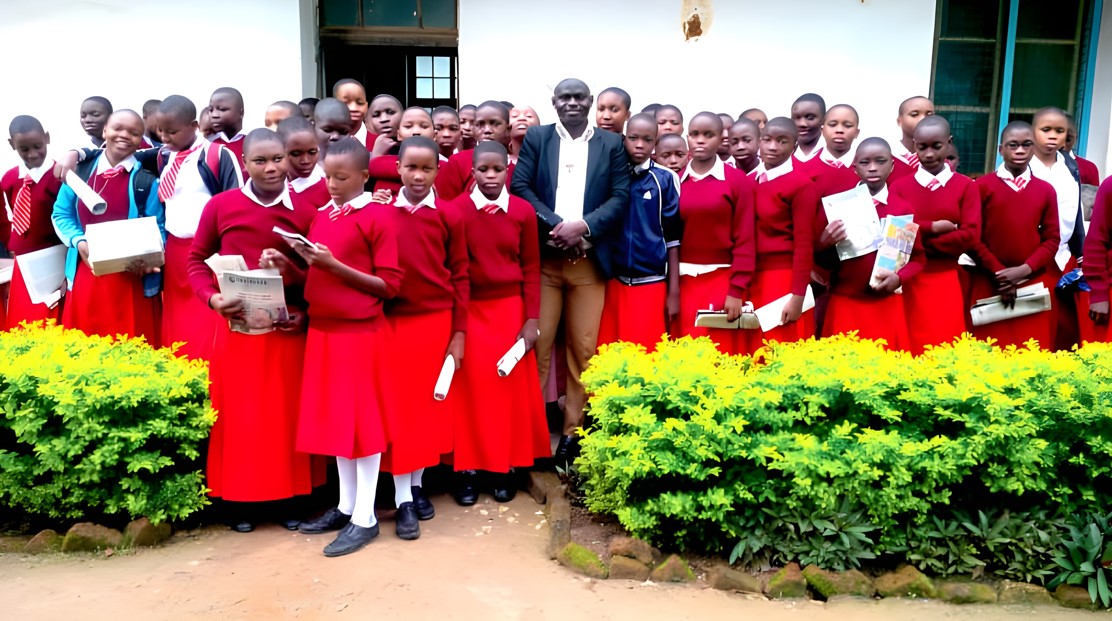 Assemblée collège de filles au diocèse de Maheng