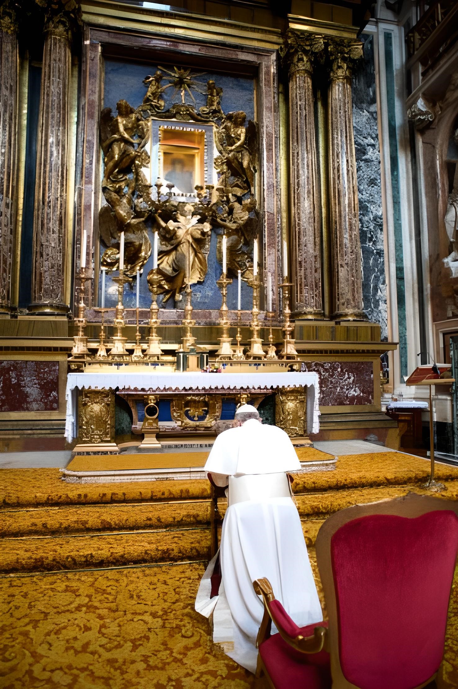 Le Pape François prie